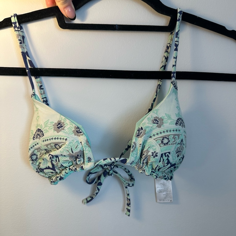BILLABONG- triangle bikini top. IN PERFECT CONDITION!!